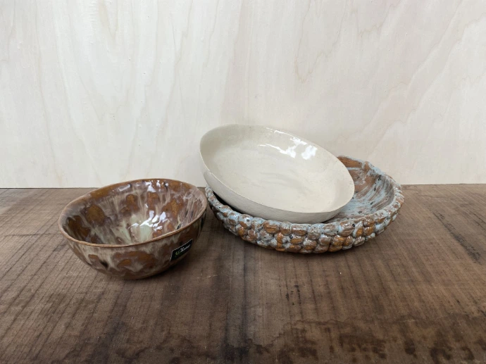 Drie keramieken schalen